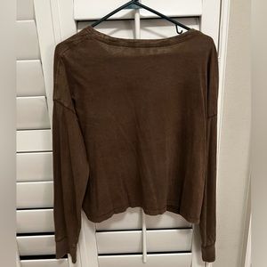 Mocha longe sleeve lounging crop top. A size medium from aerie.